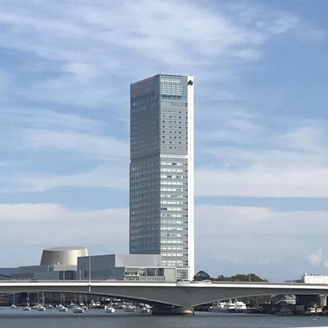 どうもパシュモンです( ̄▽ ̄)<br /><br />今回は過去に宿泊したおすすめのホテル紹介ということでホテル日航新潟さんを紹介したいと思いますー♪<br /><br />ホテル日航は日本を代表する大手航空会社の一つでもあるJALのシティホテルなのですがオークラニッコーホテルマネジメントというホテルチェーン運営会社のホテルブランドでもあるんです。<br /><br />実はあの高級ホテルで有名なオークラホテルもグループホテルになるのですよー♪<br /><br />ホテル日航新潟さんへのアクセス方法として新潟駅万代口バスターミナル3番線乗り場より新潟交通佐渡汽船系統「朱鷺メッセ・佐渡汽船」線に乗車して「朱鷺メッセ」バス停で下車すると便利です。運賃は大人 ¥210 になりますね。<br /><br /><br /><br />