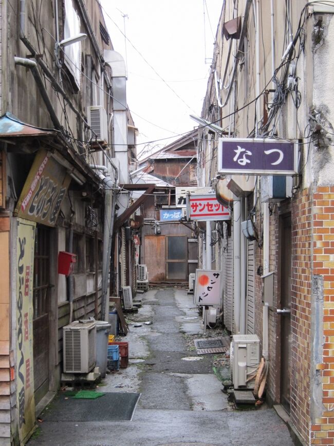 今回楽しみにしていた秋田市内で最も趣きや風情を感じる「川反外町界隈」、いわゆる色街・花街として人が多く集まる県内一栄えた町が川反外町です。<br /><br />その歴史は古く旧遊里・遊郭を経て、昭和から戦後は赤線・青線として、現在は歓楽街として様々な飲食店が密集する路地裏の横丁や小路が息衝くレトロ感いっぱいの人情・風情が感じられる町といっても過言ではないでしょう~。<br /><br />しかし、現実は厳しくて川反通りや路地裏の小路には既に廃業した店が犇めき合っているのも残絵ですが事実なんですね…。<br />これは何も秋田だけではなくて、全国に波及している歓楽街や商店街が抱える問題でなんです。<br /><br />昼間と夜とでは全く違った顔を持つ歓楽街は、人の坩堝と言うか人の人生そのものですね~、だから佇むだけで愛おしさを感じられずにはいられないのです…。<br /><br />川反外町界隈も寒い季節を迎える頃には、もっとより美しい風情を持つ秋田美人の様に変わりゆくのでしょうか?…。<br />秋田を旅すると本当に女性の方が美しいと感じて成りません!。<br /><br />撮影使用カメラ キャノン・パワーショットS90