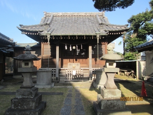 （８９）雷神社（いかづちじんじゃ）。所在地：鰭ヶ崎1767。アクセス：流鉄流山線鰭ヶ崎駅徒歩6分。江戸時代再建の旧村社、明治6年（1873）六社合祀。鰭ヶ崎おびしゃ行事、境内のみ見学可。<br />流山１００か所めぐり（８９）・雷神社。鰭ヶ崎おびしゃ行事。境内に立てられた赤鬼・青鬼の的に向い、拝殿から七福神に扮した当番や役員が矢を射って、その年の吉凶を占うもので、獅子舞や田吾作おどりも社務所で行われる。1月20日の開催、市指定無形民俗文化財。<br />流山100か所めぐりとは流山の文化遺産や神社仏閣、名所旧跡などの中から選定された100か所です。個々の情報については、かなり要約しています。流山の歴史をもっと詳しく知りたい方は、流山市立博物館（電話：04-7159-3434）へ、ご相談ください。また、市立中央図書館（電話：04-7159-4646）参考室にはレファレンスサービスをする司書がいますので資料の相談に応じています。なお、立入が制限されている場所もありますので、見学等の際は必ず関係者や関係機関にご確認ください。<br />流山市ＨＰ　https://www.city.nagareyama.chiba.jp/tourism/1013068/1013069.html