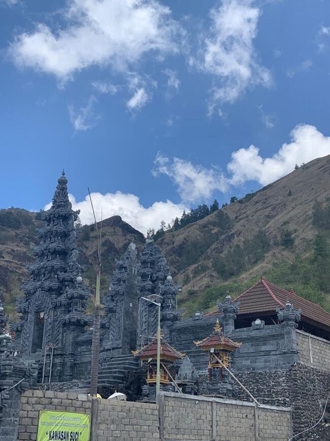 バトゥール山、中腹にある寺院「Perumahan Pura Pasar Agung」<br />山頂や湖の景色が素晴らしいビュースポットです。<br />隠れ家スポット❗️