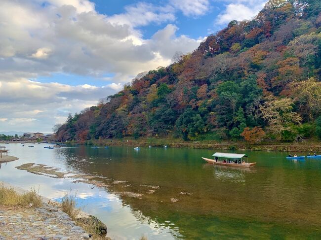 今回もGO TOキャンペーンを利用して、紅葉を見に京都へ行ってきました♪<br /><br />いつも桜と紅葉のシーズンはホテルの宿泊料金が高かったり、予約が取れずなかなか行けませんでしたが、いつもよりはお得に行くことができました。<br /><br />コロナの影響で例年よりも人出が少ないのではと思っていましたが、京都は感染者が少ないこともあり、場所によってはかなり混雑していました。<br /><br />行ってきた観光名所:<br />11.28sat<br />永観堂・南禅寺・安井金比羅宮・八坂庚申堂・圓徳院・清水寺<br />11.29sun<br />北野天満宮・嵐山(竹林・天龍寺・渡月橋)<br /><br />宿泊先:<br />ダイワロイネットホテル京都四条烏丸