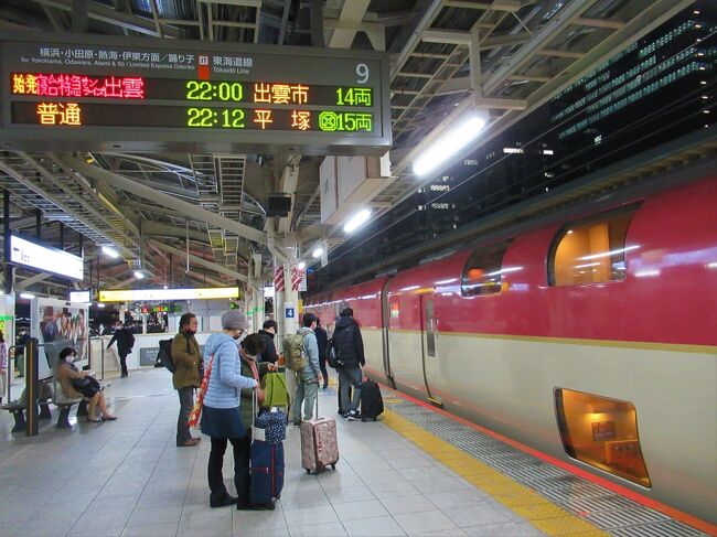 念願の「サンライズ瀬戸」のシングルデラックスの席が取れ、初めて四国の地に旅立ちます。<br />香川県に的を絞り、高松に2泊、琴平に1泊し、帰りも岡山からサンライズのシングルを利用しました。<br /><br />サンライズの往きの予約は一月前の同日10/24の10:00~、自宅のPCで確保してあるのですが、<br />10:02には完売という秒単位の争奪戦でした。<br /><br />【この旅の全行程】<br />初日 2020/11/24(火)<br />東京駅 築地本願寺カフェ「Tsumugi」の「18品の朝ごはん」 隅田川を勝鬨橋から吾妻橋まで歩いて遡る アサヒビール本社「スカイルーム」にてスーパードライ 長命寺の桜餅 「駒形どぜう」でどぜう鍋定食 浅草寺 22:00東京駅発サンライズ瀬戸<br /><br />2日目 11/25(水)<br />8:20高松駅着 栗林公園内「花園亭」の朝がゆ 栗林公園和船乗船 屋島山頂 「わら家」で釜揚げうどん 四国村 「うどん本陣山田家」 栗林公園ライトアップ 「JRクレメントイン高松」泊 <br /><br />3日目 11/26(木)<br />ホテルにて和定食 ジェット船にて小豆島へ 島めぐり観光バス乗車 銚子渓おさるの国 寒霞渓 ロープウェイ 二十四の瞳映画村 佃煮処「一徳庵」 オリーブ公園 (バス下車) 西光寺三重塔 エンジェルロード 「日本料理島活」にて小豆島そうめんを含む島活御膳 フェリーにて高松港へ 「JRクレメントイン高松」連泊 <br /><br />4日目 11/27(金)<br />「手打十段うどんバカ一代」の釜バターうどん 高松城和船乗船 琴平へ 金毘羅うどん 金刀比羅宮御本宮 奥社 「敷島館」泊<br /><br />5日目 11/28(土)<br />丸亀城 骨付鶏の「一鶴」本店 岡山城 岡山後楽園 後楽園「幻想庭園」 「烏城灯源郷」 「カツ丼野村」のロース「孫膳」<br />22:34サンライズ瀬戸「岡山駅」発 <br /><br />最終日 11/29(日)<br />8:20東京駅着<br />