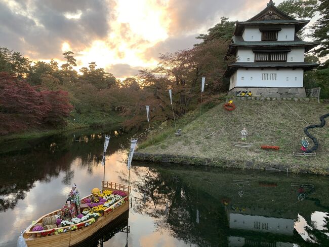 期待値が低すぎた(笑)せいでそこそこ楽しめた武家住宅巡りの後はすぐ隣の弘前城の観光。<br />弘前城、一度は行きたいと思ってた!とこの時は真剣に思ってたけど、旅行記を書くにあたり学生時代にツアーで行った東北旅行3日間の写真を見返してみると…弘前城の前で記念写真撮ってた!<br />え?私、弘前城行ったことあるの??(←写真がしっかり残っているのである)<br />しかも…写真を見ても行ったことが全く思い出せない(-_-;)<br />自分でちょっとびっくり。<br />あれかな、ツアーってバスで連れてってくれるから印象に残りにくいんだよね。<br />うん。<br />なんて自分を納得させつつもちょっとショック。<br />…気を取り直して…そんな初めて気分で満喫した弘前観光の後半戦の旅行記をどうぞ。