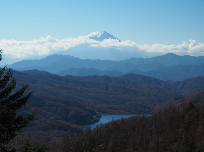 久しぶりに富士山を見ようと日帰り登山。当初は近隣の別の山を計画していましたが長めのコースで、膝と腰が万全ではない相方から敢え無く却下。それではと手軽に登れる大菩薩嶺へ変更しました。<br /><br />甲斐大和駅からバスで上日川峠へ。2年前の夏は大菩薩峠経由でしたので、今回は唐松尾根から。終盤の急登以外は登りやすく順調に雷岩へ。空には雲一つありませんでしたが、富士山の中腹には雲が掛かり頭1/3ほどしか見えず残念。大菩薩嶺登頂後、南アルプスの絶景を眺めながらの稜線歩きを楽しみました。<br /><br />