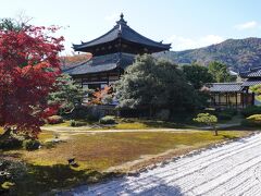 20201204-1 京都 鹿王院のお庭は、嵐山を借景に。と、なんだか見たことありそな姿の舎利殿。