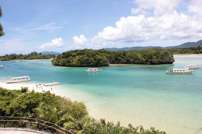 石垣と那覇をめぐる周遊旅行となりました。那覇空港経由で初の石垣上陸し市営バスで滞在先のホテルミヤヒラへ。<br />初日の夕食は予約のひとし石敢當でマグロに石垣牛にぎりなど。<br />滞在中はツアーで西表島マングローブに由布島、竹富島めぐりにレンタカーで石垣島一周し川平湾などを観光。<br />食事はホテル内の月桃庵で石垣牛ステーキや源さん美崎店のマース煮つけは最高に美味。<br />那覇滞在は老舗のハーバービューホテルで夕食はなかむら家で海ブドウなど。<br />レンタカーでのドライブは焼失した首里城に斎場御嶽、ひめゆりの塔を晴天の下快適でした。<br />いとまん市場に立ち寄りマンゴーを購入、最終日に牧志仮設市場でラフテーやミミガーを購入し帰宅後の楽しみに。