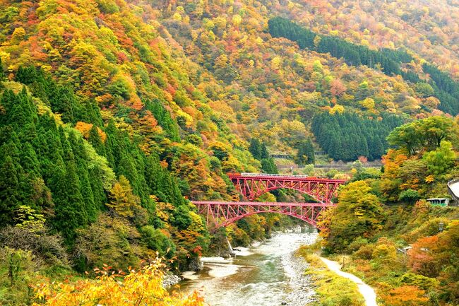 前回からの続きです<br /><br />トロッコ電車で宇奈月温泉に戻り、今晩、宿泊する、” やまのは ”に行きます<br /><br />本旅行記は、旅館の中と部屋からの展望まで<br /><br /><br />” やまのは ” は、旧宇奈月 杉乃井ホテル（～2015年）をリニューアルし、2019年3月にリブランド化<br /><br />従って、一般的に古いイメージのある、温泉旅館と異なり、ピッカピカのホテルです<br /><br />更に、遡ると、1970年から、2015年までは「宇奈月ニューオータニホテル」<br /><br />なるほど、途中で出てくる著名な芸能人の皿（後ほど）は当時のものだろう