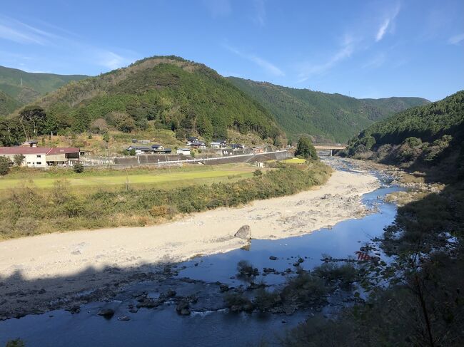 JR四国のバースデイきっぷ(グリーン車用)を使って、四国の列車にたくさん乗る2泊3日の旅に出ました。今回は温泉も観光もない、乗って乗って乗っての旅ですが、その割になんとなくのんびりしています。<br />しかし、コロナの感染者数が増加してきて、この時点でGo Toの地域制限や飲食店の営業時間制限はなかったものの、この旅では自分で決めている「おそるおそる行動制限レベル」を1.3に上げています。レベル1はマスクをつける、密を避けるなど一般的に言われているレベルですが、レベル1.3 は、列車内および飲食店での飲酒を禁止し、飲酒はホテルの自室内のみとしました。私にとって3日間これをやるのはかなりの修行です。<br /><br />Part2のメインは四万十川にそった予土線です。<br />