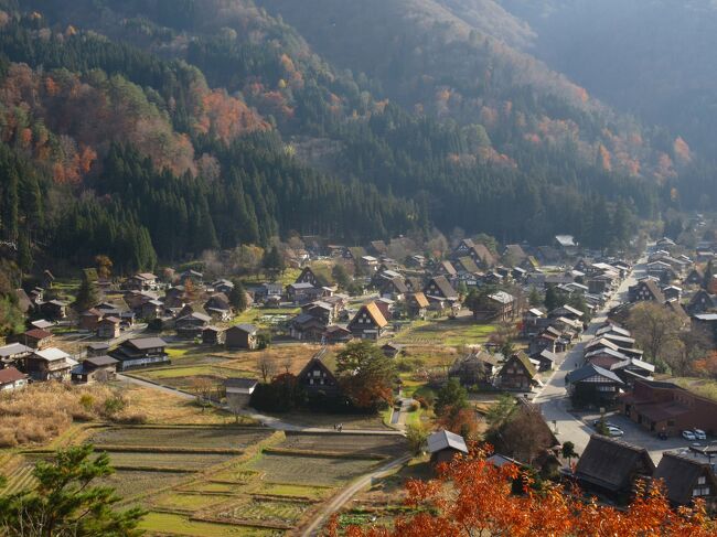 萩町城跡展望台に行き、白川郷の風景を堪能し、せせらぎ公園駐車場に車を停めて、集落を散策しました。