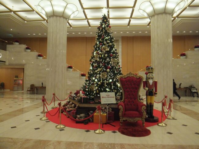 JALのダイナミックパッケージを利用して福岡へ行って来ました。<br /><br />GoToトラベルのおかげで旅行代金もMAXの28000円(2人分で)割引され、地域共通クーポンも12000円付与されました。<br /><br />現在、JALマイレージクラブでは<br />「行こうぜニッポン!国内線ステップアップマイルキャンペーン」<br />(期間 2020.12.1~2021.3.31)をやっているようです。<br />内容:<br />搭乗1回500マイル、2~3回1200マイル、4~5回2500マイル<br />6~7回3800マイル、8回以上5000マイルを来年4月以降まとめて付与。<br />事前登録必要。<br /><br />ところがネットではキャンペーンにUPされてなかったので<br />マイレージクラブに旅行前日に電話してキャンペーン名を伝えて<br />登録してもらいました。すぐわかっていただけました。<br />しばらくJLで旅行しようかな~と思ってます。<br /><br />行き JL313便 普通席 羽田10:05 →福岡12:10<br />帰り JL320便 普通席 福岡15:55 →羽田17:25<br /><br />宿泊 ホテル日航福岡 スーペリアツイン <br /> 朝食付 14:00レイトチェックアウト付 <br /> ウエルカムドリンク付(チェックアウト後に使用も可)<br /><br />グルメ中心です。