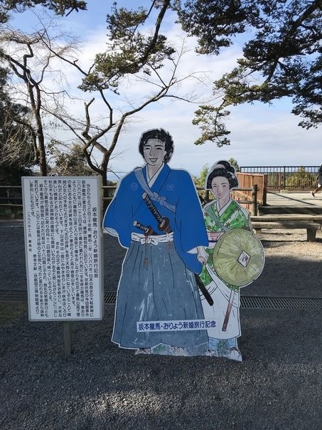 11月下旬、初めての鹿児島を家族で旅しました。<br />今回は主人が10月ごろGo To トラベルを利用して<br />ツアーを予約しました。<br />主人は初め松山を考えたようですが<br />私が鹿児島を提案して行先はそちらになりました。<br />「篤姫」や「西郷どん」の影響もあり、<br />一度は行ってみたいところでした。<br />それと前回の出雲旅でいけなかった温泉リベンジもします。<br />晩秋時期、家族の温泉旅に行くことがありますが、<br />こんな遠方は初めて。Go To のおかげです。<br />本日は最終日です。<br /><br />11/27 羽田~鹿児島~知覧武家屋敷庭園~指宿温泉~霧島ホテル宿泊<br /><br />11/28 霧島~鹿児島~仙厳園~薩摩ビードロ工芸~鹿児島中央駅~霧島ホテル宿泊<br /><br />★11/29 霧島ホテル~霧島神宮~桜島~鹿児島