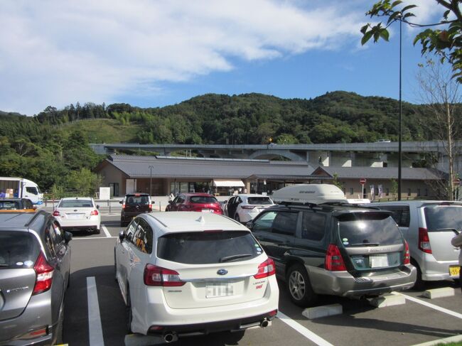 コロナ禍の中ではありますが、三密を避ければ自粛等も解除になり旅行等も可能となりましたが、ライフワークとなりつつあるダムカード収集は10月一杯は配布休止中。しかし私のお出かけしたい欲求は先月紀伊半島を訪問した事で収まるどころか高まるばかり。とてもダムカード配布再開まで待っていられないので道の駅巡りに出かける事としました。<br /><br />2016年から始めた道の駅スタンプラリー<br />各道の駅に設置してあるスタンプを押印して回るだけなのですが、これが中々に面白い、道の駅はエリア分けされて、エリア事に公式なスタンプ帳まで有ります<br /><br />2020年9月現在で<br />関東エリア(関東1都6県+山梨県+長野県北部)は全180駅中177駅を訪問済<br />中部エリア(長野県南部+岐阜県+静岡県+愛知県+三重県)は全134駅中118駅訪問済。<br />近畿エリア(福井県+滋賀県+京都府+大阪府+兵庫県+奈良県・和歌山県)は全149駅中17駅訪問済。<br /><br />※直近の道の駅スタンプラリーの様子はこちら<br /> https://4travel.jp/travelogue/11652010<br /><br />今回は神奈川・静岡編です。両県とも既に全駅コンプリートしたのですが(関東エリアに関しては全駅コンプリート)その後に両県とも新駅が開駅したため訪れる事としました。<br /><br />先ずは神奈川の足柄にある道の駅を訪問後、御殿場を抜けて伊豆半島を目指しました。新駅2駅だけの訪問ではつまらないので伊豆半島の道の駅を再訪、西伊豆の海岸美を堪能して最後は「道の駅 くるら戸田」の温泉で一日の汗を流しました<br /><br />相変わらず、あちこち立ち寄りながらの旅なので、前編・後編に分けてお届けします。<br /><br />後編は<br />2019年(令和1年)12月20日オープンの<br />静岡県 №25 伊豆月ケ瀬<br />を巡ります<br /><br />中部道の駅スタンプラリー<br />対象駅・・・・全134駅<br />後編訪問駅・・・ 1駅( 0.7%)<br />累計達成駅・・・119駅(88.8%)<br />未訪問駅・・・・ 15駅(11.2%)<br />これにて再び静岡県は全駅コンプリートです<br /><br />折角ここ迄来たので「道の駅 月ヶ瀬」訪問後は西伊豆に出て、美しい海岸美を堪能しました。<br /><br />※つたない文章&写真ではありますが、是非最後までお付き合いください