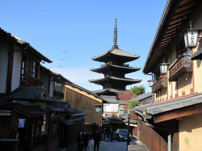 久しぶりの京都観光（紅葉巡り）と京都に住む次男とたまには食事でもしようと言うことで急遽京都に行くことに。<br /><br />1日目は奥さんの仕事の都合上、私だけ一人で先に電車で京都入り。<br />清水寺、八坂の塔、祇園白川、南禅寺、真如堂、鴨川をぶらぶら歩いて巡りました。（私はこの辺りが一番好きです）<br />夕方には奥さん、次男と合流。次男はコロナの影響で帰省せずにいたため、久しぶりの親子３人の食事会となりました。<br />宿は四条烏丸近くのチェックイン四条烏丸。<br /><br />2日目は奥さんと二人でお寺と紅葉めぐり。<br />六角堂、東本願寺、西本願寺、錦市場、京都大学・・・<br />昼過ぎにはお土産買って帰宅。
