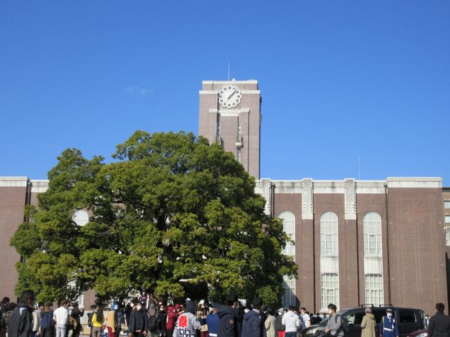久しぶりの京都観光(紅葉巡り)と京都に住む次男とたまには食事でもしようと言うことで急遽京都に行くことに。<br /><br />1日目は奥さんの仕事の都合上、私だけ一人で先に電車で京都入り。<br />清水寺、八坂の塔、祇園白川、南禅寺、真如堂、鴨川をぶらぶら歩いて巡りました。(私はこの辺りが一番好きです)<br />夕方には奥さん、次男と合流。次男はコロナの影響で帰省せずにいたため、久しぶりの親子3人の食事会となりました。<br />宿は四条烏丸近くのチェックイン四条烏丸。<br /><br />2日目は奥さんと二人でお寺と紅葉めぐり。<br />六角堂、東本願寺、西本願寺、錦市場、京都大学・・・<br />昼過ぎにはお土産買って帰宅。