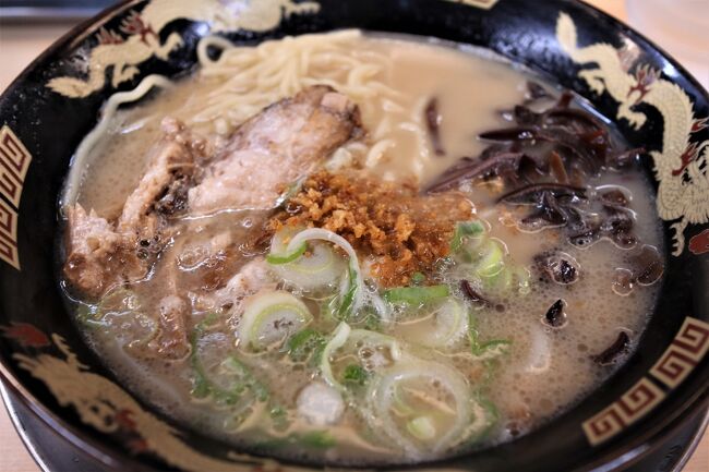 世間でのB級グルメは私にとってはA+。表紙は鹿児島ラーメン豚とろ天文館本店の一杯です。鹿児島市内には実に多くの美味いラーメン店がひしめき、滞在中は5軒を食べ歩きました。かき氷の白くまも初めて食べました。鹿児島の郷土料理もごっつぁんです。