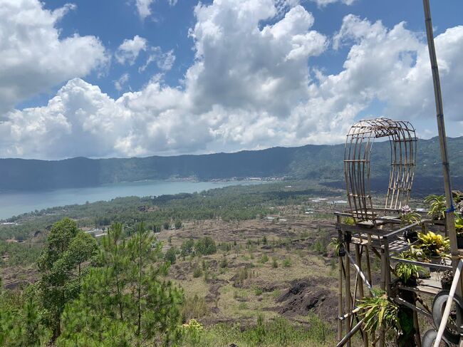 雲の上のワルン(ローカルレストラン)。<br />名前は「Warung di atas awan」。<br />バトゥール山中腹にあります。<br />眼下には、雲、バトゥール湖、アバン山など綺麗な景色が広がります。<br />気温も低く、良い避暑地です。<br /><br />バトゥール山トレッキングも楽しいですが、バイクで行ける雲の上。楽ちんで、楽しめました(^。^)