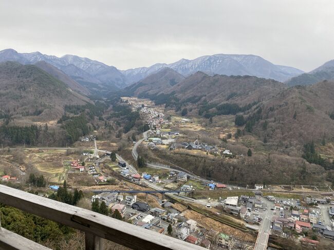 雨が降らなかったので銀山温泉から仙台に向かう途中にある山寺に立ち寄り1015段の階段を登りながら煩悩を消してきました。<br />山寺は皆さんがご存知の松尾芭蕉が『寂しさや岩にしみいる蝉の声』を読んだ場所でもあります。