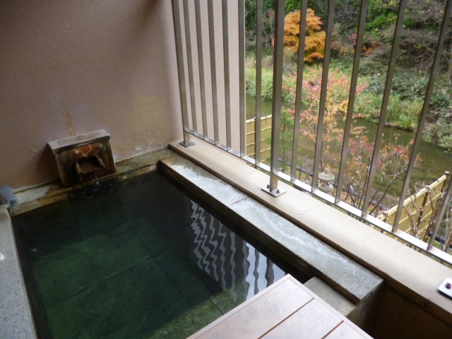 22日の宿泊は、志戸平温泉游泉志だて。前日のクーポンが残っていたので、夫に志だての観光ホテルのショップに買いに行ってもらい、私はエステへ。南部鉄瓶と南部美人を買ってきてくれました。バリアフリーの部屋でトイレなどは広く部屋はやや手狭。しかし、露天風呂がついていてよかった。食事もおいしくいただきました。早い時間からの食事だったので終わってすぎ大浴場に行くと独占状態。食事のサービスをしてくれた男性は横手出身とかでしたが、いろいろよくご存じで教えてもらいました。翌朝の便はまた希望の便がキャンセルになったため早く、早い時間に朝食をお願いしました。チェックアウトの清算をしたら、愕然・・残っていたと思った前日のクーポンは使われず、ここで新しくもらった分だけになっていたため追加料金が必要でした。どうもまだクーポンの使い方がわかりません。ともあれ無事帰ってきたのですが、おまけにせっかく買った南部美人を帰ってから割ってしまい、残念・・。