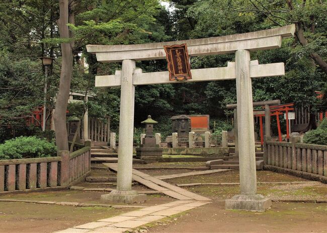 都内で一番古い庚申塔は、足立区花畑にある元和九年（１６２３）のものだそうです。青面金剛（しょうめんこんごう）は、病魔・悪鬼を払う庚申信仰の本尊として祭られています。猿は庚申の神の使いとされ、見ざる・言わざる・聞かざるの三猿は、そのようなつつしみ深い生活をすれば、神の恵みを受けられるとされました。<br />庚申信仰 は中国の 道教から生まれ、六十日ごとにがめぐる庚申の夜は、人が眠ると三尸（蚕糸むると三尸（さんし）の虫がその人の体からぬけて天に昇り、天帝にその人の罪を告げ、その人の命を縮めると説かれました。これが仏教と融合してわが国に渡来し、古来の天つ神を祭るおこもりの習慣と結びついたと言われます。<br />江戸時代に、特に盛んになった 民間信仰 で、庚申の夜は講の当番の家に集り、般若心経を唱え、和やかな話合いで一夜を過しました。また、祭神も 猿田彦神、塞の大神（さいのおおかみ）＝ 道祖神 であるとの説もあります。<br />　<br />　　　　　　（根津神社にある文京区教育委員会による看板の文面から引用）<br /><br />　　　　　　　　　　　　　　　　　　　(２０２０．１２．１０記）<br />