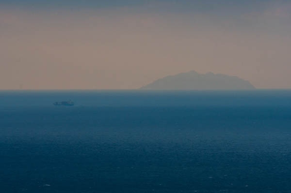 海外旅行もできない状況なので、「海外に一番近いところ」ということで、対馬に行くことを計画しました。<br />そのついでに、壱岐、宗像もめぐって、それぞれは正直なところ駆け足になってしまいましたが、<br />事前に調べていたよりも、古代や古代の信仰などに触れた旅になりました。<br /><br />2020年11月20日(金)ー11月23日(月・祝)<br />★20日 ①出発、福岡から宗像、筑前大島 福岡(泊)<br /> 21日 ②日帰り壱岐の島 福岡(泊)<br /> 22日 ③対馬へ、上島南部と下島 対馬(泊)<br /> 23日 ④上島、対馬から福岡経由帰宅<br /><br />GoToトラベルもさることながら、国境離島に関する助成や、訪日韓国人の減少に伴う措置など、訪問客にいろいろなクーポン施策がとられているのも後押しとなりました。