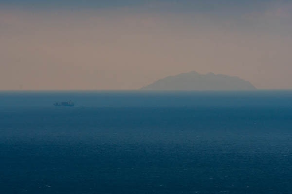 海外旅行もできない状況なので、「海外に一番近いところ」ということで、対馬に行くことを計画しました。<br />そのついでに、壱岐、宗像もめぐって、それぞれは正直なところ駆け足になってしまいましたが、<br />事前に調べていたよりも、古代や古代の信仰などに触れた旅になりました。<br /><br />2020年11月20日（金）ー11月23日（月・祝）<br />★20日　①出発、福岡から宗像、筑前大島　福岡（泊）<br />　21日　②日帰り壱岐の島　　福岡（泊）<br />　22日　③対馬へ、上島南部と下島　対馬（泊）<br />　23日　④上島、対馬から福岡経由帰宅<br /><br />GoToトラベルもさることながら、国境離島に関する助成や、訪日韓国人の減少に伴う措置など、訪問客にいろいろなクーポン施策がとられているのも後押しとなりました。