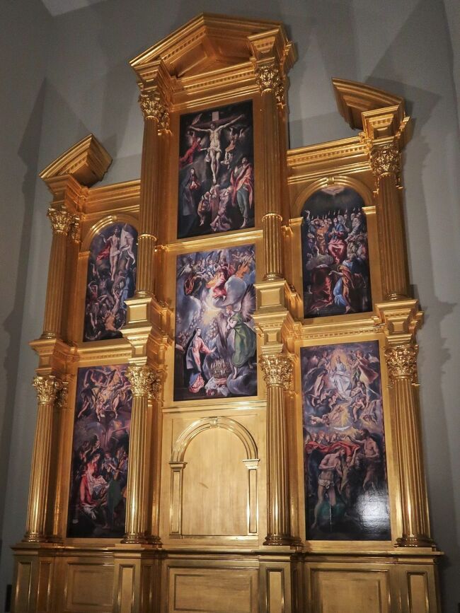 エル・グレコの大祭壇衝立復元　ドーニャ・マリア･デ･アラゴン学院<br /><br />かつてスペインのドーニャ･マリア･デ･アラゴン学院にはエル･ｸﾞﾚｺ(1541-1614)の円熟期、1600年前後の制作になる大祭壇衝立画がありました｡残念ながらこの作品は19世紀初頭､ナポレオン戦争で破壊され散逸し､幻の祭壇画となりました｡<br />当美術館ではスペイン美術史家、故･神吉敬三教授の説に従って､スペインのプラド美術館にあるエル･グレコの5点の作品《受胎告知》(中央下)､《キリストの洗礼》(右下)､《キリストの磔刑》(中央上)､《キリストの復活》(左上)､《聖霊降臨》(右上)にルーマニア国立美術館の1点《羊飼いの礼拝》(左下)を加えた6点で､この大祭壇衝立画を原寸大で推定復元しました｡世界初の試みです。<br />http://hanatotabi.sakura.ne.jp/Tabi-2007/kazura2007-5/photo22.html　より引用<br /><br />エル・グレコ（El Greco、1541年 - 1614年4月7日）は、現在のギリシア領クレタ島、イラクリオン出身の画家。である。マニエリスム後期の巨匠として知られる。マドリードにあるプラド美術館には、グレコの作品が多数展示されている。 <br /><br />クレタ島のカンディア(現イラクリオン）に生まれ、イタリアを経てスペインに渡り、トレドに暮らした。グレコは晩年に至るまで自身の作品にギリシア語の本名でサインをしていた。グレコの現存する作品のおよそ85%が聖人画を含む宗教画であり、10%は肖像画となっている。グレコは絵画だけではなく、彫刻や建築の構想も手掛け、特にスペインにいた時期は建築に強い関心を寄せたが、実際に建物の建築をすることは無かった。一方でグレコは自分が描いた油彩画が収められる祭壇衝立の設計、工房の彫刻家の人物像の原案の素描、建築家と共に祭壇衝立の設置される礼拝堂の建築、採光の考案なども手掛けた。<br />（フリー百科事典『ウィキペディア（Wikipedia）』より引用）<br /><br />大塚国際美術館は大塚製薬グループが1998年（平成10年）に開館した美術館で、西洋名画等をオリジナルと同じ大きさに複製し展示する陶板名画美術館である。 <br />延床面積は29,412m2。建築費や各絵画の使用料（著作権料）などを含め、総工費400億円。坂倉建築研究所が設計し、竹中工務店が施工した。 <br /><br />景観維持と自然公園法により、高さ13m以内とするために、一旦山を削り取り、地下5階分の構造物を含めた巨大な建物を造ったうえで、また埋め戻すという難工事を敢行している。 <br /><br />展示されている作品は、大塚オーミ陶業株式会社が開発した特殊技術によって、世界中の名画を陶器の板に原寸で焼き付けたものである。<br />作品は古代から現代に至るまで極めて著名、重要なものばかりを展示しており、これらを原寸で鑑賞することでその良さを理解し、将来実物を現地で鑑賞して欲しい、との願いが込められている。 <br /><br />陶板複製画は原画と違い、風水害や火災などの災害や光による色彩の退行に非常に強く、約2,000年以上にわたってそのままの色と形で残るので、これからの文化財の記録保存のあり方に大いに貢献すると期待されている。 この特徴を生かし、大塚国際美術館では写真撮影が一定条件下で許可されていたり、直接手を触れられたり、一部作品を屋外に展示していたりする。屋外の庭園に展示されたモネの『睡蓮』などはその性質を生かした好例である。 <br />（フリー百科事典『ウィキペディア（Wikipedia）』より引用）<br /><br />主な展示作品<br />世界25ヶ国・190余の美術館が所蔵する西洋名画1,000余点を、オリジナルと同じ大きさに複製し展示している （館内では「1,075点」と説明されている） <br /><br />B3F - システィーナ・ホール、スクロヴェーニ礼拝堂、フェルメールの部屋、聖マルタン聖堂壁画、聖ニコラオス・オルファノス聖堂、聖テオドール聖堂、貝殻ヴィーナスの家、エル・グレコの部屋、ポンペイの「秘儀の間」など<br /><br />B2F - モネの大睡蓮、バロック系統展示（レンブラント「夜警」など）、ルネサンス系統展示（ダ・ヴィンチ「モナリザ」「最後の晩餐」（修復前と修復後）・ボッティチェッリ「ヴィーナスの誕生」など）<br /><br />B1F - ゴヤの家、バロック系統展示、近代系統展示（ゴッホ「ひまわり」・エドヴァルド・ムンク「叫び」・ウジェーヌ・ドラクロワ「民衆を導く自由の女神」・ジャン＝フランソワ・ミレー「落穂拾い」など）<br /><br />1F - 現代系統展示（パブロ・ピカソ「ゲルニカ」など）<br />2F - 現代系統展示<br />陶板画の写真撮影はフラッシュ及び三脚使用禁止という条件で許可される。<br />（フリー百科事典『ウィキペディア（Wikipedia）』より引用）<br /><br />大塚国際美術館　については・・<br />https://o-museum.or.jp/<br />