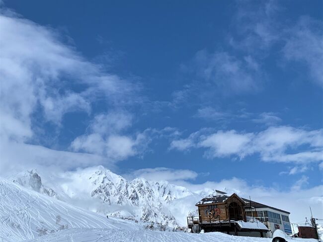 2020年は日本全国どこのスキー場も<br />記録的な雪不足に泣かされたシーズンでした。<br /><br />今シーズンの滑り納めの白馬東急ホテルへ。<br />朝起きると今シーズン一番の雪景色♪<br />我が家が白馬に来ると雪が降る？（笑<br /><br />ホテルの利用客は宿泊7組で温泉大浴場も貸切。<br />シャモニーのリニューアルプランのデイナーと<br />コロナ対策の朝食も大変美味しくいただけました。<br /><br />ドタバタ騒動もありましたが、<br />4月第2週にも降雪があり、まだ滑れると<br />4月11日の白馬東急ホテルを主人が予約。<br />それも、エステ付きプラン(笑<br /><br />しかし、コロナでスキー場がクローズになり<br />我が家のスキーシーズンも終了となりました。<br /><br />