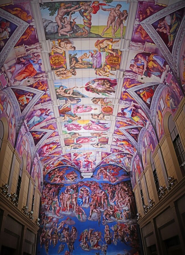システィーナ礼拝堂は、ローマ教皇の公邸であるバチカン宮殿にある礼拝堂。サン・ピエトロ大聖堂北隣に位置するその建物とともに、ミケランジェロ、ボッティチェッリ、ペルジーノ、ピントゥリッキオら、盛期ルネサンスを代表する芸術家たちが内装に描いた数々の装飾絵画作品で世界的に有名な礼拝堂である。とくにミケランジェロが1508年から1512年にかけて描いた天井画と1535年から1541年にかけて描いた『最後の審判』はミケランジェロの絵画作品の頂点とされている。 ローマ教皇シクストゥス4世が建て直させた建物で、その教皇名にちなんでシスティーナ礼拝堂と名付けられた。この建て直し時には、ペルジーノ、ボッティチェッリ、ギルランダイオらの芸術家たちが、一連の内装フレスコ壁画を手がけている。壁画に描かれているのは『旧約聖書』からの「モーセの生涯の物語」ならびに『新約聖書』からの「キリストの生涯の物語」と、歴代のローマ教皇の肖像画で、これらは1482年から1483年8月にかけて描かれた作品となっている。現在ではローマ教皇を選出する会議であるコンクラーヴェの会場としても使用されている。 (フリー百科事典『ウィキペディア(Wikipedia)』より引用)大塚国際美術館は大塚製薬グループが1998年(平成10年)に開館した美術館で、西洋名画等をオリジナルと同じ大きさに複製し展示する陶板名画美術館である。 延床面積は29,412m2。建築費や各絵画の使用料(著作権料)などを含め、総工費400億円。坂倉建築研究所が設計し、竹中工務店が施工した。 景観維持と自然公園法により、高さ13m以内とするために、一旦山を削り取り、地下5階分の構造物を含めた巨大な建物を造ったうえで、また埋め戻すという難工事を敢行している。 展示されている作品は、大塚オーミ陶業株式会社が開発した特殊技術によって、世界中の名画を陶器の板に原寸で焼き付けたものである。作品は古代から現代に至るまで極めて著名、重要なものばかりを展示しており、これらを原寸で鑑賞することでその良さを理解し、将来実物を現地で鑑賞して欲しい、との願いが込められている。 陶板複製画は原画と違い、風水害や火災などの災害や光による色彩の退行に非常に強く、約2,000年以上にわたってそのままの色と形で残るので、これからの文化財の記録保存のあり方に大いに貢献すると期待されている。 この特徴を生かし、大塚国際美術館では写真撮影が一定条件下で許可されていたり、直接手を触れられたり、一部作品を屋外に展示していたりする。屋外の庭園に展示されたモネの『睡蓮』などはその性質を生かした好例である。 (フリー百科事典『ウィキペディア(Wikipedia)』より引用)主な展示作品世界25ヶ国・190余の美術館が所蔵する西洋名画1,000余点を、オリジナルと同じ大きさに複製し展示している (館内では「1,075点」と説明されている) B3F - システィーナ・ホール、スクロヴェーニ礼拝堂、フェルメールの部屋、聖マルタン聖堂壁画、聖ニコラオス・オルファノス聖堂、聖テオドール聖堂、貝殻ヴィーナスの家、エル・グレコの部屋、ポンペイの「秘儀の間」などB2F - モネの大睡蓮、バロック系統展示(レンブラント「夜警」など)、ルネサンス系統展示(ダ・ヴィンチ「モナリザ」「最後の晩餐」(修復前と修復後)・ボッティチェッリ「ヴィーナスの誕生」など)B1F - ゴヤの家、バロック系統展示、近代系統展示(ゴッホ「ひまわり」・エドヴァルド・ムンク「叫び」・ウジェーヌ・ドラクロワ「民衆を導く自由の女神」・ジャン=フランソワ・ミレー「落穂拾い」など)1F - 現代系統展示(パブロ・ピカソ「ゲルニカ」など) 2F - 現代系統展示陶板画の写真撮影はフラッシュ及び三脚使用禁止という条件で許可される。(フリー百科事典『ウィキペディア(Wikipedia)』より引用)大塚国際美術館 については・・https://o-museum.or.jp/