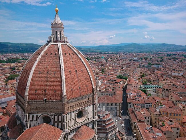 2019年7月にイタリアへ行きました。<br /><br />旅行9日目、夕方までフィレンツェ観光、その後列車でローマに移動します。<br />ミケランジェロ広場に往復徒歩で行ってしまったけど夏場はかなり体力消耗しました。時間はバスでも徒歩でもあまり変わらないので体力に自信がない場合は行きはバスを選んだ方がいいかもです。<br /><br />ローマ到着後テルミニ駅から宿泊ホテルまでタクシーを利用しました。<br />旅行前の計画段階で駅からホテルまでの移動をとても悩んでいました。ホテルがナヴォーナ広場の近くなんですが、大荷物を抱えての路線バス移動はやめておこうと除外する。<br />そうなるとタクシーなんですが、ウーバーにしようかとか散々悩みました。大昔にローマでタクシーにボラれたので特にローマで乗るのが嫌だったのです。<br />まぁでも駅の正規のタクシー乗り場からなら大丈夫かと思ったので、いざ乗ってみたらこのタクシーがもうね、お釣りのコインはおもちゃのコイン出してくるわ、メーターは異常にあがるの早いわ最悪でしたわ。<br />正規のタクシー乗り場から乗ってもこういう事に遭ってしまう( ゚Д゚)<br />安心して乗れるようにしてもらいたいものです。<br /><br /><br />1日目 羽田発→仁川経由→ローマ着(ローマ泊)<br />2日目 ローマからカプリ島に移動(カプリ島泊)<br />3日目 カプリ島滞在 青の洞窟見学(カプリ島泊)<br />4日目 カプリ島からポジターノ、アマルフィ観光(カプリ島泊)<br />5日目 カプリ島→ナポリ半日観光後フィレンツェに移動(フィレンツェ泊)<br />6日目 フィレンツェ郊外 アウトレットモール等行く(フィレンツェ泊)<br />7日目 午前中ピサ 午後フィレンツェ観光 (フィレンツェ泊)<br />8日目 チンクエテッレ観光 (フィレンツェ泊)<br />9日目 夕方までフィレンツェ観光後→ローマに移動(ローマ泊)★<br />10日目 ローマ観光(ローマ泊)<br />11日目 ローマ観光(ローマ泊)<br />12日目 14時半頃までローマ観光後空港へ、ローマ発→仁川(機内泊)<br />13日目 仁川着、韓国入国し焼肉食べアカスリ行く、仁川発→羽田着