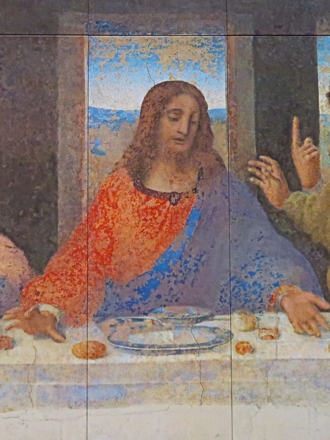 『最後の晩餐』は、レオナルド・ダ・ヴィンチの作品の一つ。キリスト教の新約聖書のうちマタイによる福音書やヨハネによる福音書に記されているイエス・キリストと12使徒による最後の晩餐を題材としたもので、「12使徒の中の一人が私を裏切る」とキリストが予言した時の情景が描かれている。 <br /><br />絵は、ミラノにあるサンタ・マリア・デッレ・グラツィエ修道院の食堂に描かれたもので、420 x 910 cm の巨大なものである。レオナルドは1495年から制作に取りかかり、1498年に完成している。<br />「レオナルド・ダ・ヴィンチの『最後の晩餐』があるサンタ・マリア・デッレ・グラツィエ教会とドメニコ会修道院」として、世界遺産に登録されている。<br />レオナルドは、遠近法、明暗法、解剖学の科学を駆使し、それまでとはまったく違った新しい芸術を生み出した。乾いた漆喰にテンペラで描かれたことや所在する環境から最も損傷が激しい絵画としても知ら<br /><br />レオナルドは12人の弟子を等しくテーブルの奥側に配置し、光背も描かなかった。代わりに、キリストの背後に明るい外部の景色と（建築上は不要な）リュネットを描き、ユダの手には銀貨を入れた袋を持たせ、顔に陰をいれることで区別が図られている。<br />20世紀末に行われた修復の結果、皿の上にあるのは魚料理であることが判明した。他に、丸型の食べ物と、レモンまたはオレンジと思われる果物が見られる。 <br /><br />レオナルドは完全に乾いた壁の上にテンペラ画の技法で描いた。テンペラは卵、ニカワ、植物性油などを溶剤として顔料を溶き描く技法であり、重ね塗り、書き直しも可能である。しかし温度や湿度の変化に弱いため、壁画には向いていない。 500年以上もの期間、この損傷を受けやすい絵画は失われずに残っている。19世紀までの修復は、あまり良い結果を生んでいない。 制作当時に奇跡の絵画と呼ばれたが、現在では存在自体が奇跡だと言われている。 <br /><br />1977年から1999年5月28日にかけて大規模な修復作業が行われた。作業は修復家一人で20年以上の歳月をかけて行なった。この修復は洗浄作業のみで、レオナルドのオリジナルの線と色彩がよみがえったが、オリジナルが全く残っていない箇所もかなりある。なお、この修復で新たに分かったことが何点かある。 <br />テーブルには魚料理が並んでいた。キリストの口が開いていた。<br />背景の左右の壁にある黒い部分には花模様のタペストリがかけられていた。<br /><br />1980年には、これを所蔵する教会とともにユネスコの世界遺産 (文化遺産) 登録された。その後は複数の扉によって外気との接触を減らし、観光も人数制限などして保存活動がされている。<br />（フリー百科事典『ウィキペディア（Wikipedia）』より引用）<br /><br />大塚国際美術館は大塚製薬グループが1998年（平成10年）に開館した美術館で、西洋名画等をオリジナルと同じ大きさに複製し展示する陶板名画美術館である。 <br />延床面積は29,412m2。建築費や各絵画の使用料（著作権料）などを含め、総工費400億円。坂倉建築研究所が設計し、竹中工務店が施工した。 <br /><br />景観維持と自然公園法により、高さ13m以内とするために、一旦山を削り取り、地下5階分の構造物を含めた巨大な建物を造ったうえで、また埋め戻すという難工事を敢行している。 <br /><br />展示されている作品は、大塚オーミ陶業株式会社が開発した特殊技術によって、世界中の名画を陶器の板に原寸で焼き付けたものである。<br />作品は古代から現代に至るまで極めて著名、重要なものばかりを展示しており、これらを原寸で鑑賞することでその良さを理解し、将来実物を現地で鑑賞して欲しい、との願いが込められている。 <br /><br />陶板複製画は原画と違い、風水害や火災などの災害や光による色彩の退行に非常に強く、約2,000年以上にわたってそのままの色と形で残るので、これからの文化財の記録保存のあり方に大いに貢献すると期待されている。 この特徴を生かし、大塚国際美術館では写真撮影が一定条件下で許可されていたり、直接手を触れられたり、一部作品を屋外に展示していたりする。屋外の庭園に展示されたモネの『睡蓮』などはその性質を生かした好例である。 <br />（フリー百科事典『ウィキペディア（Wikipedia）』より引用）<br /><br />主な展示作品<br />世界25ヶ国・190余の美術館が所蔵する西洋名画1,000余点を、オリジナルと同じ大きさに複製し展示している （館内では「1,075点」と説明されている） <br /><br />B3F - システィーナ・ホール、スクロヴェーニ礼拝堂、フェルメールの部屋、聖マルタン聖堂壁画、聖ニコラオス・オルファノス聖堂、聖テオドール聖堂、貝殻ヴィーナスの家、エル・グレコの部屋、ポンペイの「秘儀の間」など<br /><br />B2F - モネの大睡蓮、バロック系統展示（レンブラント「夜警」など）、ルネサンス系統展示（ダ・ヴィンチ「モナリザ」「最後の晩餐」（修復前と修復後）・ボッティチェッリ「ヴィーナスの誕生」など）<br /><br />B1F - ゴヤの家、バロック系統展示、近代系統展示（ゴッホ「ひまわり」・エドヴァルド・ムンク「叫び」・ウジェーヌ・ドラクロワ「民衆を導く自由の女神」・ジャン＝フランソワ・ミレー「落穂拾い」など）<br /><br />1F - 現代系統展示（パブロ・ピカソ「ゲルニカ」など）<br />2F - 現代系統展示<br />陶板画の写真撮影はフラッシュ及び三脚使用禁止という条件で許可される。<br />（フリー百科事典『ウィキペディア（Wikipedia）』より引用）<br /><br />大塚国際美術館　については・・<br />https://o-museum.or.jp/<br />