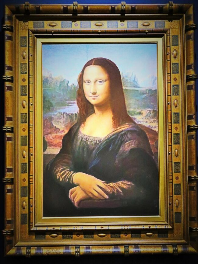 『モナリザ』は、イタリアの美術家レオナルド・ダ・ヴィンチが描いた油彩画。上半身のみが描かれた女性の肖像画で、「世界でもっとも知られた美術作品」といわれている。 <br />ポプラ板に油彩で描かれた板絵で、1503年から1506年に制作されたと考えられている。現在はフランスの国有財産であり、パリのルーヴル美術館が常設展示をしている。<br />この作品が『モナリザ』と呼ばれているのは「レオナルドは、妻モナ・リザの肖像画制作の依頼を受けた」という記述が元となっている。<br />（フリー百科事典『ウィキペディア（Wikipedia）』より引用）<br /><br />大塚国際美術館は、レオナルド・ダ・ヴィンチ作「白貂を抱く貴婦人」を陶板で原寸大に再現し、2020年6月から一般公開。常設展示しています。 同作はレオナルド・ダ・ヴィンチが残した 4 点の女性肖像画の一つで、「モナリザ」と並び称される最高傑作とされています。 これを記念し、2020年8月8日（土）から白石麻衣さんが“白貂のミューズ”に就任。乃木坂 46 での活動だけでなく、女優、ファッションモデルとしても活躍され幅広い世代に絶大な人気を誇る白石麻衣さんがチェチリアに扮し、現代に舞い降りた“白貂のミューズ”となって登場します。 ■10ｍの全身大型たれ幕 館内の吹き抜け空間に、全身の大型たれ幕が登場。“白貂のミューズ”白石麻衣さんが舞い降ります。 ■衣装を展示 白石麻衣さんが撮影時着用の「白貂を抱く貴婦人」衣装を展示。 ■等身大パネルの記念撮影スポット 等身大パネルと記念撮影ができるフォトスポットを特設。 https://www.museum.or.jp/event/99213?fromname　より引用<br /><br /><br />大塚国際美術館は大塚製薬グループが1998年（平成10年）に開館した美術館で、西洋名画等をオリジナルと同じ大きさに複製し展示する陶板名画美術館である。 <br />延床面積は29,412m2。建築費や各絵画の使用料（著作権料）などを含め、総工費400億円。坂倉建築研究所が設計し、竹中工務店が施工した。 <br /><br />景観維持と自然公園法により、高さ13m以内とするために、一旦山を削り取り、地下5階分の構造物を含めた巨大な建物を造ったうえで、また埋め戻すという難工事を敢行している。 <br /><br />展示されている作品は、大塚オーミ陶業株式会社が開発した特殊技術によって、世界中の名画を陶器の板に原寸で焼き付けたものである。<br />作品は古代から現代に至るまで極めて著名、重要なものばかりを展示しており、これらを原寸で鑑賞することでその良さを理解し、将来実物を現地で鑑賞して欲しい、との願いが込められている。 <br /><br />陶板複製画は原画と違い、風水害や火災などの災害や光による色彩の退行に非常に強く、約2,000年以上にわたってそのままの色と形で残るので、これからの文化財の記録保存のあり方に大いに貢献すると期待されている。 この特徴を生かし、大塚国際美術館では写真撮影が一定条件下で許可されていたり、直接手を触れられたり、一部作品を屋外に展示していたりする。屋外の庭園に展示されたモネの『睡蓮』などはその性質を生かした好例である。 <br />（フリー百科事典『ウィキペディア（Wikipedia）』より引用）<br /><br />主な展示作品<br />世界25ヶ国・190余の美術館が所蔵する西洋名画1,000余点を、オリジナルと同じ大きさに複製し展示している （館内では「1,075点」と説明されている） <br /><br />B3F - システィーナ・ホール、スクロヴェーニ礼拝堂、フェルメールの部屋、聖マルタン聖堂壁画、聖ニコラオス・オルファノス聖堂、聖テオドール聖堂、貝殻ヴィーナスの家、エル・グレコの部屋、ポンペイの「秘儀の間」など<br /><br />B2F - モネの大睡蓮、バロック系統展示（レンブラント「夜警」など）、ルネサンス系統展示（ダ・ヴィンチ「モナリザ」「最後の晩餐」（修復前と修復後）・ボッティチェッリ「ヴィーナスの誕生」など）<br /><br />B1F - ゴヤの家、バロック系統展示、近代系統展示（ゴッホ「ひまわり」・エドヴァルド・ムンク「叫び」・ウジェーヌ・ドラクロワ「民衆を導く自由の女神」・ジャン＝フランソワ・ミレー「落穂拾い」など）<br /><br />1F - 現代系統展示（パブロ・ピカソ「ゲルニカ」など）2F - 現代系統展示<br />陶板画の写真撮影はフラッシュ及び三脚使用禁止という条件で許可される。<br />（フリー百科事典『ウィキペディア（Wikipedia）』より引用）<br /><br />大塚国際美術館　については・・<br />https://o-museum.or.jp/
