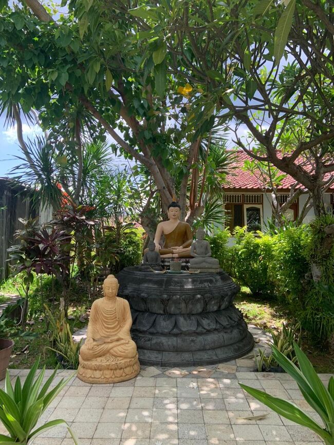 バリ島で珍しい、仏教寺院<br />「Brahma Vihara Arama Buddhist Monastery」<br />シンガラジャから西の方へ行ったところの高台にあり、素晴らしい景色を楽しむ事ができます。<br />とても静かな寺院で、厳かな雰囲気が感じられます。<br />ミニボロブドゥールもあり、見応えのある寺院です。<br />いつもと違ったバリ島の観光も、良い思い出になりそうですね😊