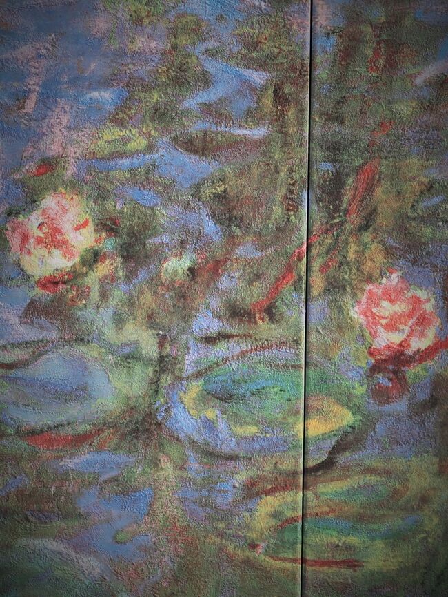 『睡蓮』は、フランスの画家クロード・モネが、水生植物の睡蓮を題材に描いた一連の絵画の総称。モネの代表作の一つである。 <br />クロード・モネは1883年からはジヴェルニー（パリから西へ直線距離で65キロ）に居を移し、ここが彼の終の棲家となる。モネがその後半生をかけて取り組んだ『睡蓮』の連作は、ジヴェルニーの自邸に造成した「水の庭」の池とそこに生育する睡蓮をモチーフに制作された。 <br />モネがこの池と睡蓮をモチーフにした作品を制作し始めるのは1895年になってからである。池畔にはモネの作品のモチーフになった枝垂れ柳や藤が植えられ、バラのアーチも作られた。 <br /><br />モネの『睡蓮』連作では池の岸の地面は徐々に描かれなくなり、画面全体を水面が占めるようになる。このような作品は、描かれた画面の外にも水面が続いていることを暗示し、水面に映る虚像が、空や岸辺に生える樹木の存在を暗示する。モネの言う、「影によって存在を、断片によって全体を」暗示するという、西欧絵画の伝統とは一線を画した表現がここにはみられる。 <br />本作品の鑑賞には、展示室内を歩きながら、視点を移動させつつ見るという身体的体験が伴う。こうした、鑑賞者が絵に囲まれ、絵の中に入り込むという発想には、日本の襖絵の影響も指摘されている。 <br />現実世界の再現から離れ、絵画を主観的な視覚体験の再現として、あるいは「色彩＝光」の実現の場としてとらえる20世紀後半の絵画の潮流に、モネの作品は深い影響を与えた。 <br /><br />モネが最晩年に制作した「睡蓮」大装飾画は、テュイルリー公園内のオランジュリー美術館に収められている。 <br />完成したオランジュリーの壁画は、22枚のパネルで構成される8点の作品で、これらの作品の横の長さは、つなげると91メートルに及ぶ（第1室が40メートル、第2室が51メートル）。モネは1926年12月5日に死去したが、オランジュリーの壁画は彼の生前には公開されず、1927年5月17日にオランジュリー美術館が開館したときに初めて公開された。 <br />第1室 　『日没』200 × 600 cm。  『雲』200 × 1,275 cm。  『緑の反映』200 × 850 cm。  『朝』200 × 1,275 cm。  <br />第2室 『樹木の反映』200 × 850 cm。  『朝の柳』200 × 1,275 cm。  『2本の柳』200 × 1,700 cm。  『明るい朝の柳』200 × 1275 cm。  <br />1922年4月12日に国家への壁画寄贈の契約書に署名している。契約当時81歳のモネは加齢に加え、視力が低下していた。翌1923年には白内障治療のための手術を受け、秋には制作が再開できる程度には視力が回復した。 <br />（フリー百科事典『ウィキペディア（Wikipedia）』より引用）<br /><br />大塚国際美術館は大塚製薬グループが1998年（平成10年）に開館した美術館で、西洋名画等をオリジナルと同じ大きさに複製し展示する陶板名画美術館である。 <br />延床面積は29,412m2。建築費や各絵画の使用料（著作権料）などを含め、総工費400億円。坂倉建築研究所が設計し、竹中工務店が施工した。 <br /><br />景観維持と自然公園法により、高さ13m以内とするために、一旦山を削り取り、地下5階分の構造物を含めた巨大な建物を造ったうえで、また埋め戻すという難工事を敢行している。 <br /><br />展示されている作品は、大塚オーミ陶業株式会社が開発した特殊技術によって、世界中の名画を陶器の板に原寸で焼き付けたものである。<br />作品は古代から現代に至るまで極めて著名、重要なものばかりを展示しており、これらを原寸で鑑賞することでその良さを理解し、将来実物を現地で鑑賞して欲しい、との願いが込められている。 <br /><br />陶板複製画は原画と違い、風水害や火災などの災害や光による色彩の退行に非常に強く、約2,000年以上にわたってそのままの色と形で残るので、これからの文化財の記録保存のあり方に大いに貢献すると期待されている。 この特徴を生かし、大塚国際美術館では写真撮影が一定条件下で許可されていたり、直接手を触れられたり、一部作品を屋外に展示していたりする。屋外の庭園に展示されたモネの『睡蓮』などはその性質を生かした好例である。 <br />（フリー百科事典『ウィキペディア（Wikipedia）』より引用）<br /><br />主な展示作品<br />世界25ヶ国・190余の美術館が所蔵する西洋名画1,000余点を、オリジナルと同じ大きさに複製し展示している （館内では「1,075点」と説明されている） <br /><br />B3F - システィーナ・ホール、スクロヴェーニ礼拝堂、フェルメールの部屋、聖マルタン聖堂壁画、聖ニコラオス・オルファノス聖堂、聖テオドール聖堂、貝殻ヴィーナスの家、エル・グレコの部屋、ポンペイの「秘儀の間」など<br /><br />B2F - モネの大睡蓮、バロック系統展示（レンブラント「夜警」など）、ルネサンス系統展示（ダ・ヴィンチ「モナリザ」「最後の晩餐」（修復前と修復後）・ボッティチェッリ「ヴィーナスの誕生」など）<br /><br />B1F - ゴヤの家、バロック系統展示、近代系統展示（ゴッホ「ひまわり」・エドヴァルド・ムンク「叫び」・ウジェーヌ・ドラクロワ「民衆を導く自由の女神」・ジャン＝フランソワ・ミレー「落穂拾い」など）<br /><br />1F - 現代系統展示（パブロ・ピカソ「ゲルニカ」など）　2F - 現代系統展示<br />陶板画の写真撮影はフラッシュ及び三脚使用禁止という条件で許可される。<br />（フリー百科事典『ウィキペディア（Wikipedia）』より引用）<br /><br />大塚国際美術館　については・・<br />https://o-museum.or.jp/