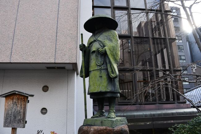 六角堂こと頂法寺は、烏丸御池という交通の要所からも程近い市街地にあります。御所にも近いので、平安京の昔から街中にあったと言えます。親鸞聖人が、比叡山で二十年のお籠もりをされた後、ここ六角堂で聖徳太子の夢告に与ったという伝説があります。それで、境内には親鸞堂というお堂があります。