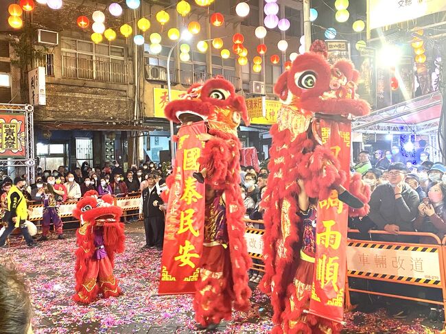 12月4日から6日まで、台北三大祭事の1つである艋舺青山王祭が行われた。今年は青山宮創建165周年記念の年であることに加え、青山宮の主祭神である青山王に疫病を抑え込む力があると信じられていて、「新型コロナウィルス退散」を標榜して行われたため、かつてないほどの盛況となった。台湾媽祖信仰の代表である北港の朝天宮の媽祖神像が85年ぶりに台北青山宮へお出ましになったほか、台湾各地の媽祖やその他の神像がこの祭りのために青山宮に集まった。