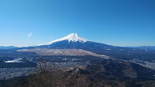 今年２月、山梨百名山の杓子山に登って来た時のものです。<br />この登山した日の数日前に雪が積もったため、雪が残っている箇所ありました。<br />日当たりが良いところは全く雪はありませんが、日が当っていないところ、<br />日陰の場所は雪が残っていました。ところにより、こおっている箇所があって、<br />滑ってこけないよう気をつけないといけないところが数箇所ありました。<br /><br />富士急 下吉田駅から不動湯までタクシー利用。<br />帰りは富士急 下吉田駅まで徒歩。