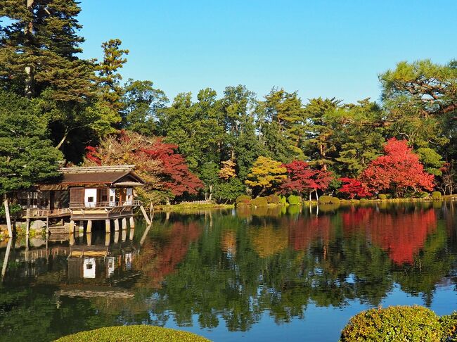 金沢旅行2日目。<br />前日に昼・夜と兼六園に行ったものの多くの人出で混雑していたので、2日目は朝の人の少ない兼六園をもう一度訪ねてみました。<br />さらにひがし茶屋街を散策し、料亭の立ち並ぶ主計町の紅葉も楽しみました。<br />最後は近江町市場で海鮮をいただき、北陸の海の幸を堪能できました。<br /><br />□11/14 兼六園、金沢城、ひがし茶屋街、兼六園ライトアップ(金沢泊)<br />■11/15 兼六園、ひがし茶屋街、主計町、近江町市場