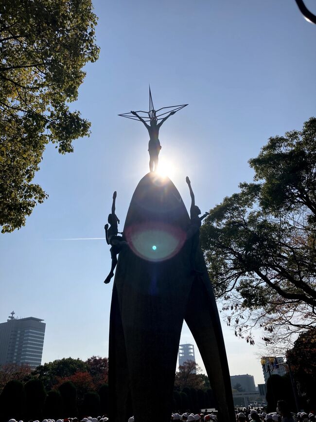 GoToキャンペーンを利用して、母と二人でどこか旅行しようか・・・ということで、広島(平和記念公園、大久野島、鞆の浦、尾道)と山口(岩国)に行ってきました。<br />久しぶりに鉄道での旅、二泊三日で盛り沢山(^^♪<br /><br />本編は広島平和記念公園編です。<br /><br />広島駅<br /> ↓ (自転車で約20分)<br />原爆ドーム<br /> ↓<br />平和記念資料館(東館をはしょって見て約1時間)<br /> ↓<br />平和記念公園(公園内も自転車で移動して約30分)<br /> ↓<br />お好み村付近(約40分)<br /> ↓<br />広島駅<br />(広島市内の移動は全てレンタサイクルです。)