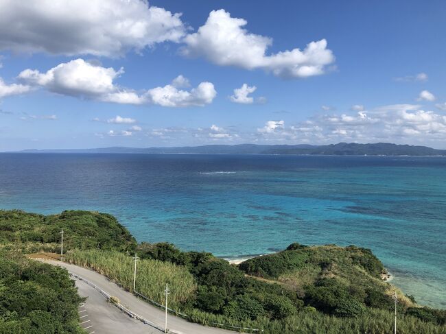 冬の沖縄ってお天気的イマイチで、やっぱり梅雨明け直後か、台風が来なくなる10月後半～11月前半くらいが好きですが、47県コンプした娘を労おう？と、彼女が大好きな沖縄にやってきました。<br /><br />運転可能なお友達家族がGOTOで途中から一緒になります。<br />車は本当にありがたいです･･･！<br />なので、アクセスの悪い古宇利島などリクエストしちゃいました。<br /><br />今回はGOTO利用ではありません。<br />GOTOだと子どもが乗るような時間帯のフライトって高くつくんですよねえ。<br />フライトはいっしょにマイル、宿は別切りでGOTO外で押さえました。<br /><br />事前の天気予報は安定の「雨雨雨」<br />ですが沖縄の天気予報なんてまったく当てにならないので気にしてなかったです。予定が立てにくいのは問題ですが、そこは体験など天候に左右されないイベントを入れて旅立ちました。<br /><br />蓋を開けてみればおおむね晴れ＼(^o^)／<br />夜間や移動中、買い物中にスコールはあったようですが、一度も濡れずに済みました♪<br /><br />【行程】<br />①羽田9:15発ANA→沖縄12:15着<br />　ブルーシールアイスパークでアイスキャンディ作り<br />　名護のルートイン泊<br />②オリオンハッピーパーク<br />　ゆがふいんBISE泊<br />③御菓子御殿で紅芋タルト作り<br />　沖縄15:40発ANA→羽田18:00着<br /><br />【費用】母子で総額：52,084円+車代計算中<br />◆飛行機:26,800円<br />　いっしょにマイル割利用<br />◆現地交通費:2,670円<br />◆宿:2泊で6,916円（Booking.comより予約）<br />・ルートイン名護（ダブル朝食付き）3,042円<br />・ゆがふいんBISE（和洋室）3,874円<br />◆観光:5,190円<br />◆食費:10,508円