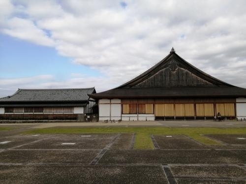 GoToトラベルを使用して、京都・奈良の紅葉を見に９泊10日で行ってきました。ついでに周辺にある日本100名城の高取城、千早城、二条城、篠山城、竹田城の5城をまわってきました。紅葉は出発日に降った雨や風でほぼ終わりになっていて紅葉のはずれ年な感じで残念でしたが、天気は良い日が多く楽しめました。<br /><br />★旅行記19のルート<br />京都駅→篠山口駅→篠山城（日本100名城）→武家屋敷群→丹波篠山郷土料理 懐（ぼたん鍋）→くりの里（栗ソフトクリーム、丹波産の焼き栗）→篠山口駅<br /><br />１．京都駅周辺イルミネーション<br />２．奈良市内さんぽ（奈良公園～東大寺～奈良公園）<br />３．奈良グルメ（春日荷茶屋～天極堂の葛もち～おちゃのこのかき氷）<br />４．奈良 談山神社の紅葉＆ライトアップ<br />５．奈良 高取城①（土佐街道～宗泉寺～猿石～二ノ門跡～大手門跡まで）<br />６．奈良 高取城②（二ノ丸～本丸～五百羅漢～壷阪寺）<br />７．大阪 千早城＆金剛山麓まつまさのしいたけうどん<br />８．奈良 ほうせき箱のかき氷～よつばカフェ～麺闘庵<br />10．京都 京都駅大階段イルミネーション<br />11．京都 パンとエスプレッソと嵐山庭園～嵐山嵯峨野さんぽ～ステーキおおつか<br />12．京都 嵯峨野トロッコ列車のリッチ号に乗車<br />13．京都 永観堂紅葉ライトップ＆和楽庵宿泊<br />14．京都 京都 南禅寺～永観堂～金戒光明寺～真如堂<br />15．京都 祇園グルメ（喫茶ソワレ～にしんそば松葉～壹銭洋食）<br />16．京都 知恩院 秋のライトアップ<br />17．京都 フルーツパーラーヤオイソ＆二条城＆京都御所<br />18．京都 出町ふたばの名代豆餅＆下鴨神社＆加茂みたらし茶屋<br />19．兵庫 篠山城＆丹波篠山郷土料理懐のぼたん鍋←★今ここ<br />20．兵庫 姫路 カフェ･ド・ムッシュのアーモンドトースト<br />21．兵庫 雨の竹田城跡<br />22．兵庫 竹田さんぽ～姫路（まねきのえきそば）<br />23．京都 東寺～ミスター・ギョーザ<br />24．京都 宇治さんぽ①（中村藤吉本店～平等院鳳凰堂）<br />25．京都 宇治さんぽ②（宇治神社～興聖寺～宇治上神社）<br />26．京都 伏見稲荷大社①（楼門～本殿～千本鳥居～稲荷山山頂 一ノ峰まで）<br />27．京都 伏見稲荷大社② ライトアップの伏見稲荷大社～土井志ば漬本舗～東京へ