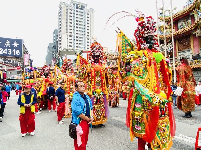 12月12日に台湾の北部、中部、南部の媽祖が会して、街を練り歩く「遶境」が行われた。その時間はそれほど長いものではなかったけれど、各地から多くの信徒が集まり、中規模ながら賑々しく行われた。