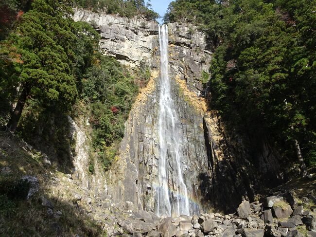 この週末は曇りがちな予報の地域が多い中、天気が良さそうだった和歌山県南部に行ってきました。<br /><br />＜旅程＞<br />【1日目(12/12土)】<br />　名古屋8:05→新宮11:34（JR特急南紀）<br />　信用金庫前12:55→高田13:16（熊野御坊南海バス）<br />　高田バス停13:19-13:46登山口-14:54烏帽子山-15:02烏帽子岩15:05-15:10烏帽子山-16:13登山口-16:48高田バス停（徒歩）<br />　高田17:06→17:25神倉神社前17:37→紀伊勝浦駅18:09（熊野御坊南海バス）<br />【2日目(12/13日)】<br />　紀伊勝浦6:48→串本7:21（JR紀勢本線）<br />　串本駅7:25→潮岬7:40（串本町コミュニティバス・潮岬線）<br />　潮岬8:42→串本駅8:59（同上）<br />　串本9:26→紀伊勝浦10:06（JR紀勢本線）<br />　紀伊勝浦駅10:25→那智の滝前10:49（熊野御坊南海バス）<br />　那智山11:42→紀伊勝浦駅12:08（同上）<br />　紀伊勝浦12:24→名古屋16:10（JR特急南紀）<br />