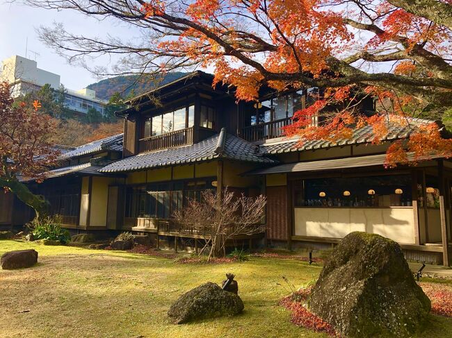 コロナ禍で大好きな海外旅行にも行けないし、旅館でゆっくりすることを目的に近場でリフレッシュしようと箱根に行きました。<br />箱根は素敵な旅館がたくさんあるので悩みましたが、２年前に泊まって良かった翠松園に決定！<br /><br />＊宿泊＊<br />箱根　翠松園<br />◎全室に源泉掛け流しの露天風呂がある<br />◎三井財閥の別荘だった国の有形文化財の料亭で食事が楽しめる(大正モダンでとっても素敵です！)<br />◎お料理が美味しい<br /><br />＊箱根グルメ＊<br />渡邊ベーカリーのカレーパン<br />田むら銀カツのお豆腐カツ<br /><br />＊観光＊<br />宮の下でお散歩<br />POLA美術館<br />