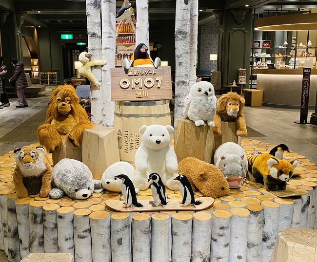 12/11~12/13 GoToトラベルキャンペーンを利用し、2泊3日の札幌旅行の予約をしていました。<br />大通公園近くの四つ星ホテルで、2日目にはバスで旭山動物園に行けるツアーが付いてGoToキャンペーン適用価格35,100円(@17,550円)♡♡<br /><br />…しかし、新型コロナウイルス感染者の増加に伴い <br />この期間に目的地を札幌市・大阪市にする旅行はGoToトラベルキャンペーンの適用外なってしまいました<br /><br />発表のあった数日後、旅行の予約をしたHISからメールが届き<br />①旅行をキャンセルする (12/3までならキャンセル料不要)<br />②35パーセントの差額を払ってこのまま旅行に行く<br />(当然地域共通クーポンは無し)<br /><br />どちらかを返事をすることになりましたが<br />今回はGoToキャンペーン無しでもお得なプランだったので<br />そのまま差額を払って行くか、でも札幌は控えた方がいいだろうから他のエリアに変更して自分で旭山動物園に行く方法、オプショナルツアー専門会社でツアーを付けるか、、、など いろいろ比較をして本当に悩みましたが 価格だけでいうと大差なし。。<br /><br />そんな時、常に『旭山動物園・価格の安い順』だけで検索していたのを<br />『旭山動物園』のワードだけで検索してみたら 2箇所の星野リゾートに泊まれて、旭山動物園にも行けて、トマムにも行けるパッケージツアーが出てきました<br /><br />ふむふむφ( •ω•́ )