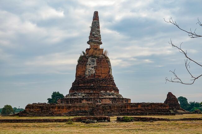 タイの１２月はなぜか休みが多い。５日から３連休があって二日出勤して、今度は１０日から４連休。<br />ゴルフ以外の予定がないと、ダラダラ過ごしてしまうので敢えてアユタヤ観光の予定を入れた。<br /><br />無料で見られる素晴らしいワット・クディーダーオを堪能し、ついでに隣にあったWat・Chakkrawadの仏塔遺跡も見学。規模は小さいものの、ワット・クディーダーオの崩壊した仏塔をイメージさせてくれたので満足できた。<br /><br />地図をみると近くに２，３遺跡があったので、そちらも合わせ見学することにした。<br />