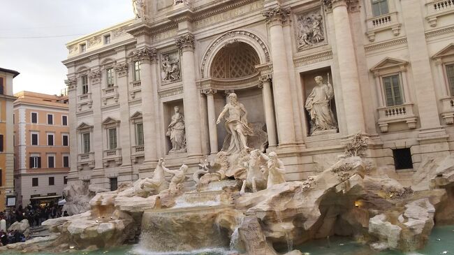 イタリアローマの旅パート5のつづきです。<br /><br />トリニタ・デイ・モンティ広場にある教会を見学しました。その後、トレビの泉方面に歩き、泉を見学です。<br /><br />ベタですが、やっぱり外せない観光名所です。