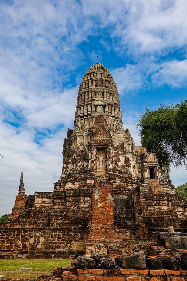 タイの12月はなぜか休みが多い。5日から3連休があって二日出勤して、今度は10日から4連休。<br />ゴルフ以外の予定がないと、ダラダラ過ごしてしまうので敢えてアユタヤ観光の予定を入れた。<br /><br />バイク返却時間まで1時間程あったので、最後にまだ行った事がなかった、白いクメール様式のプラーン型の仏塔が美しいワット ラーチャブラナへ。祝日だったからか、入場無料だった。