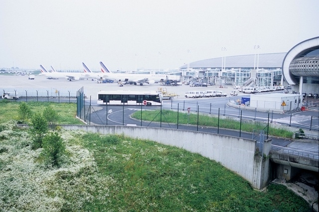 2008年5月24日から6月1日までの9日間、スイスとフランス(パリ)を列車で回る旅をしました。<br />旅の前半はスイスで4泊してアルプス山岳地方のハイキング、後半のフランスではパリで3泊して街歩きをメインに楽しみました。。。<br />旅行の前日までは仕事で泊りの出張。出張から帰った夜から荷造りの始まりです。「持って行く物リスト」はちゃんと手帳に書き込んであるので、手帳を見ながら忘れ物がないように旅行カバンに放り込むだけ。今回は、フイルムカメラのみでの撮影に挑戦しました。空港のX線検査が気になりますが、一枚一枚じっくりとフイルムカメラで撮影するのは、その緊張感があっていいものです。<br />PENTAX LX, PENTAX FA 31mm F1.8AL Limited, FUJI RVP F<br />ASAHI PENTAX MX, PENTAX FA 77mm F1.8 Limited, PENTAX-M 135mm F3.5, FUJI RVP F<br />RICOH GR1, FUJI RXP