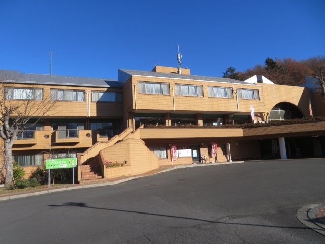 埼玉越生町にある「ニューサンピア埼玉おごせ」に宿泊して、館内にある日帰り入浴ができる「越生温泉美白の湯梅の湯」に入りました、朝食は本館2階にあるレストラン紅梅で食べました。<br /><br />ニューサンピア埼玉おごせは以前は埼玉厚生年金休暇センターでした、越生町の越生梅林から近い自然の中にあります、大浴場は2カ所ありひとつは宿泊者用大浴場でもうひとつは日帰り入浴ができる越生温泉美白の湯梅の湯でお肌つるつるの白濁色に近い湯です、眺めは良くないが露天風呂もあります、温泉はは今年から利用が出来るようになりました、多くの人が利用していました。<br /><br />食事は朝食だけ食べました、本館2階にあるレストラン紅梅で和食膳を食べました、内容は満足、飲物は自由に飲めます、ご飯・みそ汁はお替りが出来ます、当日は宿泊者は少なかったです。
