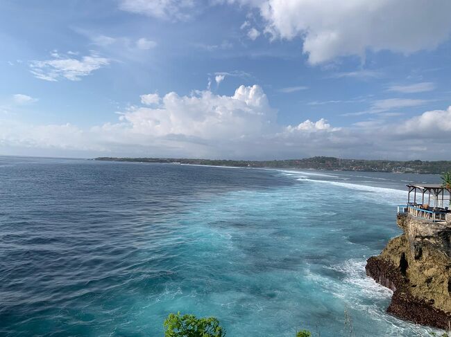 チュニンガンの綺麗な海とサンセットが楽しめるワルン(ローカルレストラン)<br />Mahana Point Warung & Bar<br />チュニンガン島の西、マハナポイントの海に突き出た崖の上にあります。<br /><br />バリ島からファストフェリーで約30分で行けるレンボンガン島。<br />レンボンガン島から橋を渡るとチュニンガン島に行けます。<br /><br />時間を忘れてボーッと出来ました。<br />バリ島から少し足を伸ばして、離島も楽しいですね。